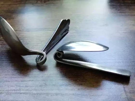 Spoonbending - 弯曲现实研讨会