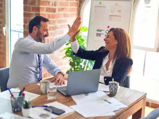 COMMENT CRÉER UNE ENTREPRISE RÉUSSIE DERRIÈRE VOTRE LIVRE