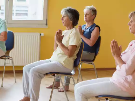 Seated Surya: Lokakarya Ketua Yoga Sun Salutations (seri 3 bagian)
