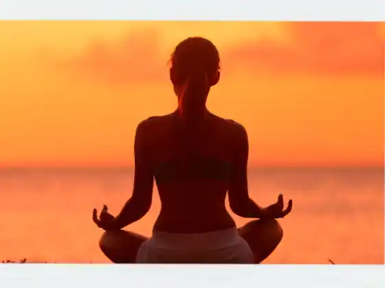 Fluxo de Yoga ao Nascer do Sol